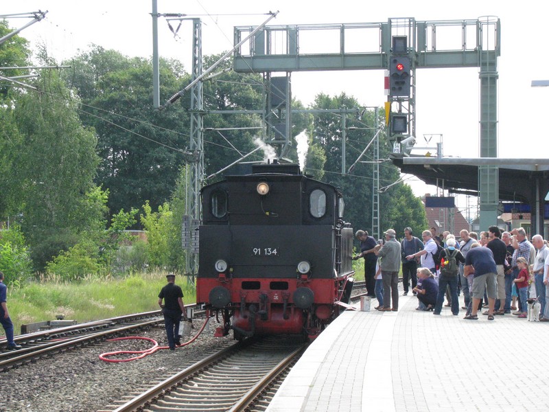 Dampflok BR 91 134 -DR- am Bahnsteig 5a beim Wasser fassen, Ludwigslust Bf 15.08.2009
