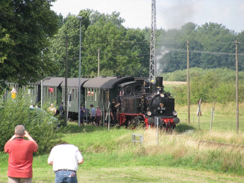 Dampflok BR 91 134 -DR- mit dem Sonderzug der MEF fhrt aus dem Haltepunkt Holdorf/Meckl. aus, mit dem Ziel Schwerin Hbf/Meckl. 16.08.2009