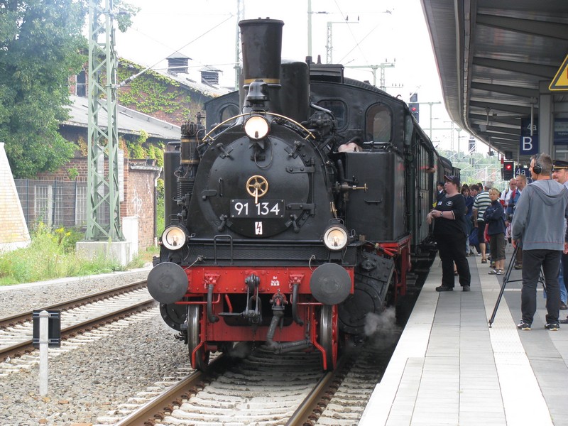 Dampflok BR 91 134 -DR- mit dem Sonderzug der MEF steht am Bahnsteig 4a zur Sonderzugfahrt nach Ludwigslust bereit, Schwerin Bf 15.08.2009