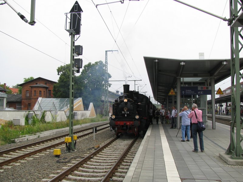 Dampflok BR 91 134 -DR- mit Sonderzug der Mecklenburger Eisenbahnfreunde (MEF) am Gleis 4a, Schwerin Hbf 15.08.2009