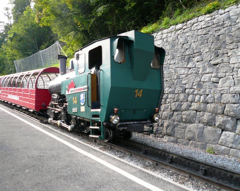 Dampflok der Brienzer Rothornbahn rollt am 6.8.2007 in die Talstation ein