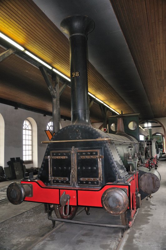 Dampflok  Die Pfalz , Gattung Crampton, im Original von Maffei 1853 gebaut. Hier ein Nachbau von 1925. Schne Erinnerung an die Anfnge der Eisenbahn... (Neustadt/Weinstrasse, Mai 2009). 
