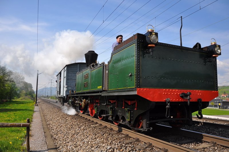 Dampflok Ec 2/5 Nr.28  Genf . Das ist die genaue Bezeichnung der ltesten Damflokomotive der Schweiz und ich bin zufllig Zeuge der ersten Probefahrt seit 1978 !! 19.4.2009