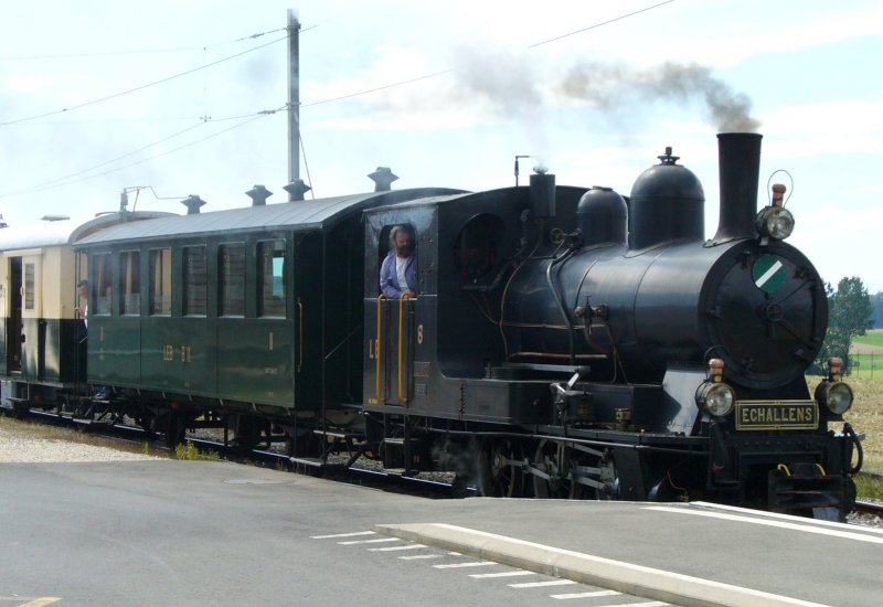 Dampflok G 3/3 8 mit Personenwagen B 11 im Bahnhof von Bercher am 03.09.2006