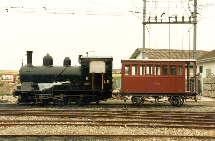 Dampflok G 3/3  8 mit Olteimerpersonenwagen C  26 abgestellt im Bahnhofsareal von Echallens im Oktober 1985