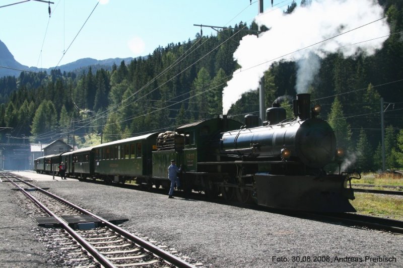 Dampflok G 4/5 108  ENGIADINA  ist soeben durch den Albulatunnel in Preda eingetroffen. Extrazug von St. Moritz nach Chur am 30.08.2008.