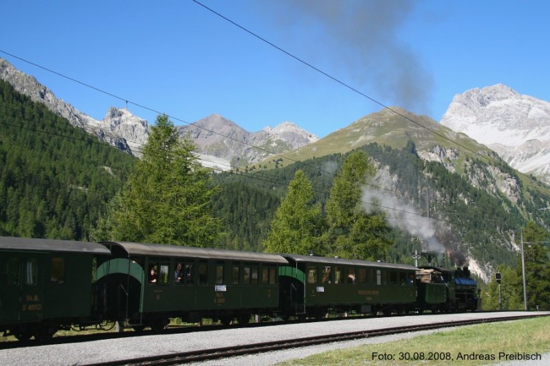 Dampflok G 4/5 108  ENGIADINA  bei der Ausfahrt aus Preda. Extrazug von St. Moritz nach Chur am 30.08.2008.