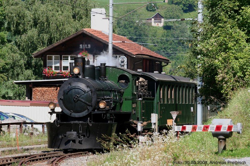 Dampflok G 4/5 108  ENGIADINA  mit Extrazug durchfhrt die Station Sils in Richtung Thusis am 30.08.2008.