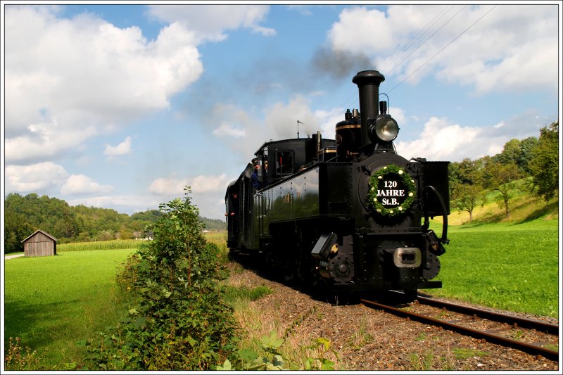 Dampflok  Klaus  (298.106) mit einem Sonderzug von Steyr nach Gr�nburg, anl�sslich der Feierlichkeiten 120 Jahre Steyrtalbahn, aufgenommen n�chst Aschach a.D. Steyr.