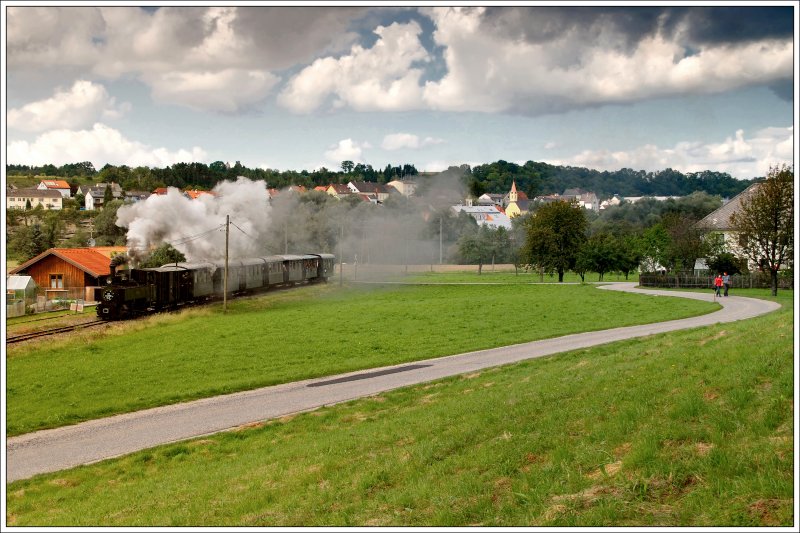 Dampflok  Klaus  (298.106) mit einem Sonderzug von Steyr nach Grnburg, anlsslich der Feierlichkeiten 120 Jahre Steyrtalbahn, aufgenommen bei der Einfahrt in Neuzeug am 6.9.2009.