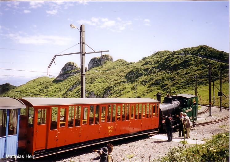 Dampflok MGN1 mit Belle-Epoque-Wagen der Montreux-Glion-Caux-Rochers de Naye-Bahn (800mm Zahnradbahn)  Bergstation Rochers de Naye 2041m, im August 2004.

