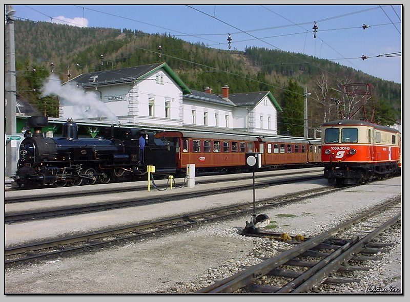Dampflok Mh6 und E-Lok 1099.001 stehen im Bahnhof Mariazell.
Dieses Foto ist sicherlich eines meiner ersten Eisenbahnfotos ;o)
Mariazell 18.04.2003
