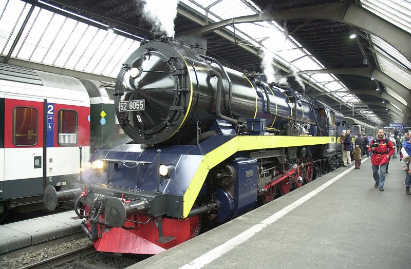 Dampflok mit der Betriebsnummer 52 8055 fr den Sonderzug (Klousenfahrt)Fr die weiterfahrt Zrich nach Konstanz am 03.12.200