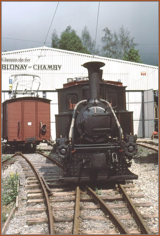 Dampflok Nr 1 vor dem Depot der Museumsbahn Blonay-Chamby. (Archiv 05/77)