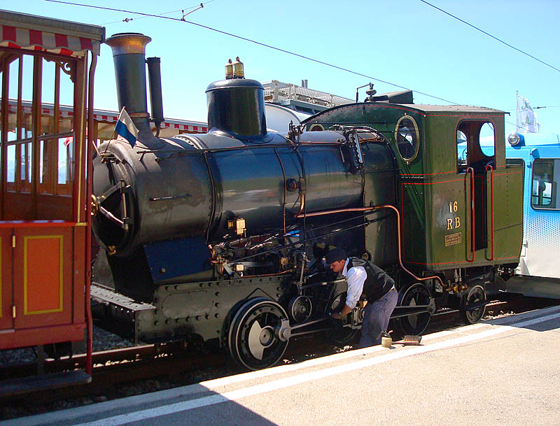 Dampflok Nr. 16 der Rigibahn whrend Halt und kleinen Wartungsarbeiten in Rigi-Staffel, 26. Juli 2009 (Sylvia).