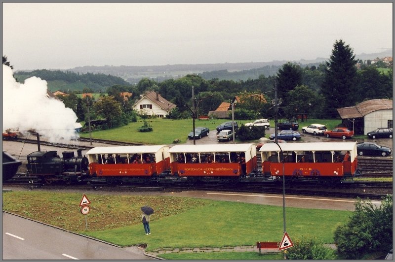 Dampflok Rosa mit drei Sommerwagen bei misslichem Wetter bei der Einfahrt in Heiden. Im Hintergrund ist der Bodensee zu erkennen und ganz schwach das deutsche Ufer. (Archiv 10/1998)