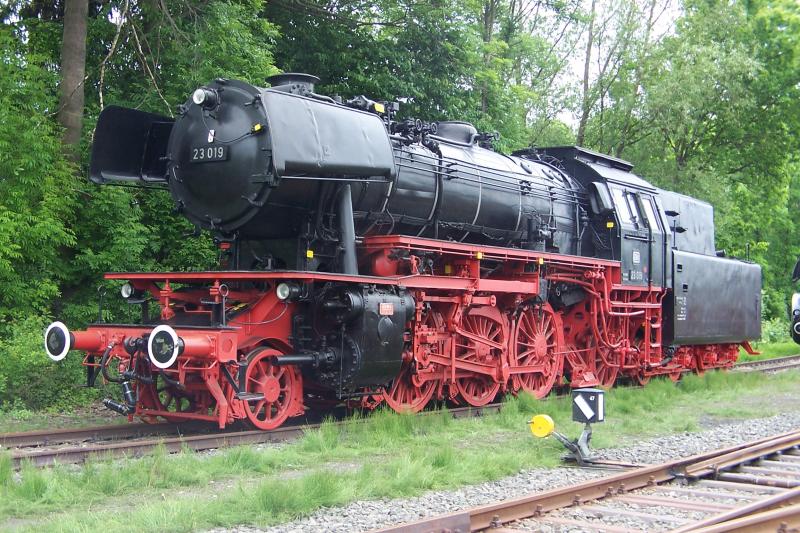 Dampflokfest in Neuenmarkt-Wirsberg am 04.Juni 06. Auch mit ihr, der 23 019, bin ich noch im Plandienst gefahren. Das dollste war aber die Sonderfahrt mit 01 1061 + 23 019 in Doppeltraktion am 15. Juni 1975, als sie vom Lokfhrer mit 75% Fllung, die Schiefe Ebene hinaufgedroschen wurde, da 01 1061 l sparen musste. Bis sie oben ankam, war das Feuer blau und der Heizer stocksauer. Es war ihre letzte Fahrt. Seit Jahren hier im Museum, schn wie eh und je.