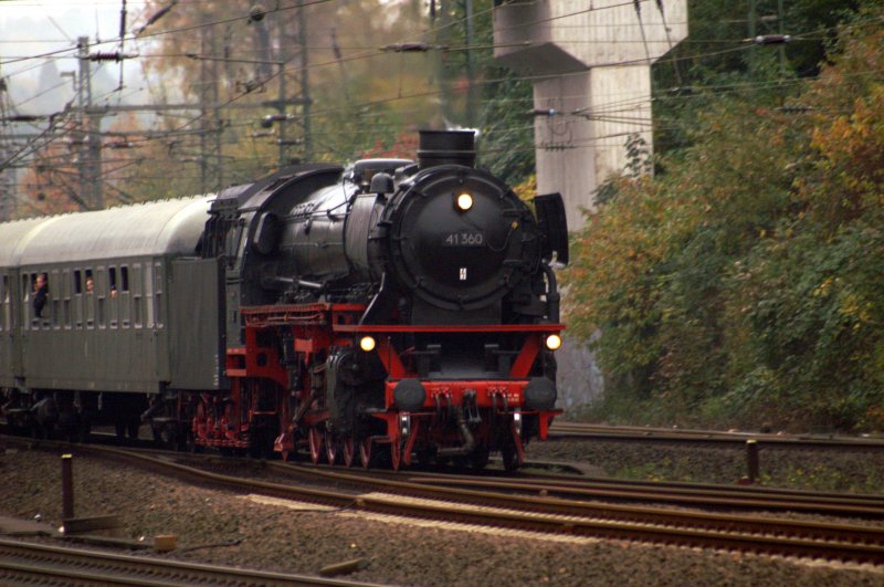 Dampflokomotive 41360 der  Dampfloktradition Oberhausen e.V.  bei der Einfahrt in den Bahnhof Gruiten am 27.10.07 um 16:57:46 Uhr in Fahrtrichtung Solingen.