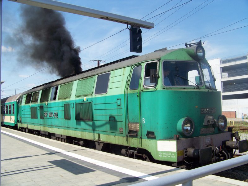  Dampflokparade  am 01.07.2008 in Frankfurt/Oder. Ach ne - ist ja eine Diesellok ... - Hier  schmeit  der Tf gerade den Motor der Su45-202 an und dann geht es mit der RB nach Poznan.