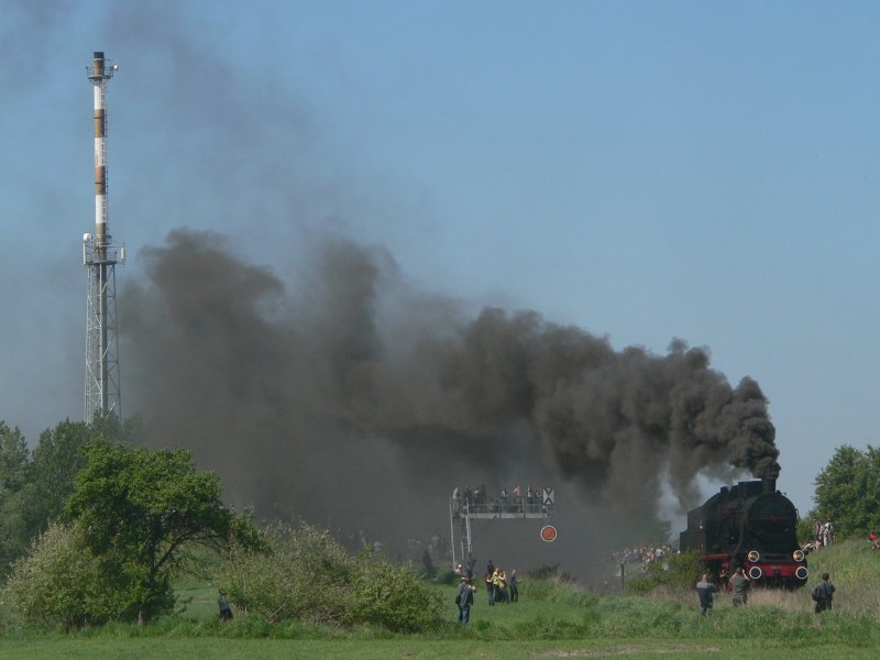 Dampflokparade in Wolsztyn - jeder will Fotos machen, einige nehmen auch verru�te Kleidung in Kauf. 2.5.2009