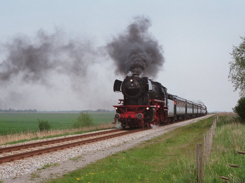 Dampfloks 50 3654 und 23 071 (hinter) der Veluwse Stoomtrein Maatschappij (VSM) mit Sonderfahrt Stavoren-Sneek durch Frysln (im Norden die Niederlande) bei Oudega am 7-5-2006.