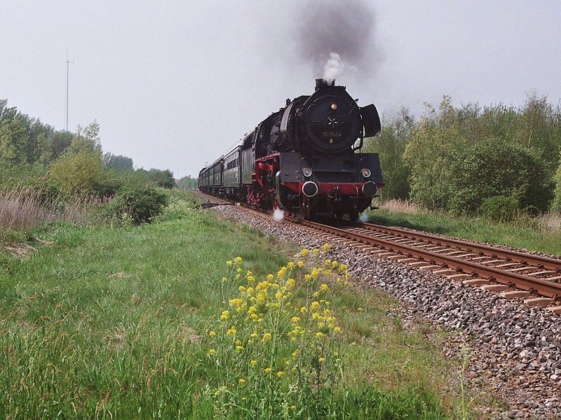 Dampfloks 50 3654 und 23 071 (hinter) der Veluwse Stoomtrein Maatschappij (VSM) mit Sonderfahrt Stavoren-Sneek durch Friesland bei Stavoren am 7-5-2006.