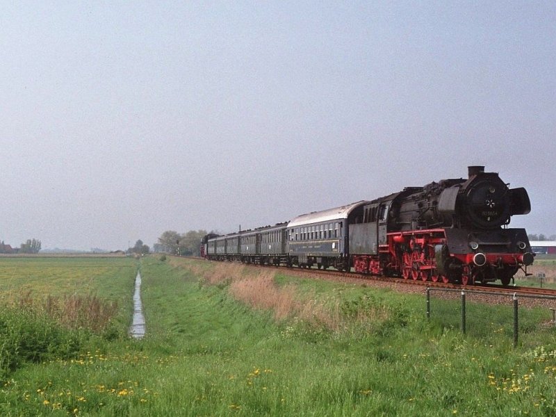 Dampfloks 50 3654 und 23 071 (hinter) der Veluwse Stoomtrein Maatschappij (VSM) whrend eine Sonderfahrt zwischen Stavoren und Sneek durch die Provinz Frysln (im Norden die Niederlande) bei Workum am 7-5-2006.