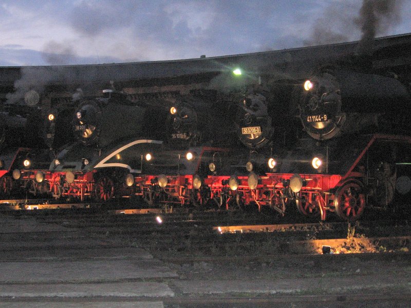 Dampfloks in der Dmmerung vor den Lokschuppen in Schneweide, 2006