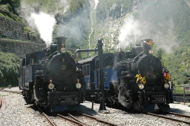 Dampfloks  Gletschhorn  und  Furkahorn  abfahrbereit in Gletsch. 03.07.2005