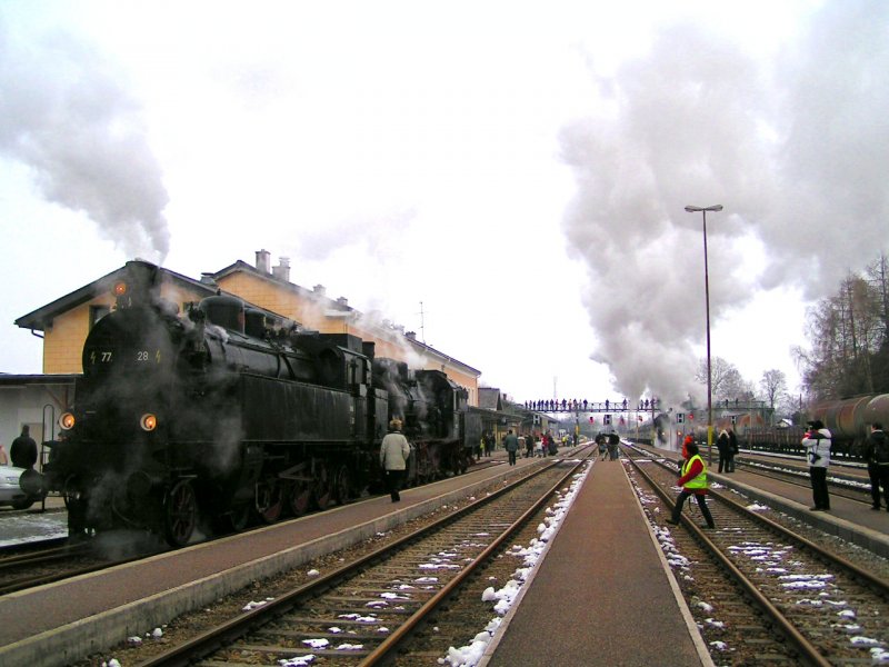 Dampflokspektakel; 77.28 u. 657.2770 fassen Wasser, whren 638.1301 mit der IGE-Zuggarnitur  Hausruckdampf  eine Scheinanfahrt ttigt; 080105