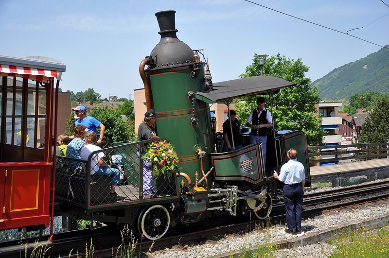 Dampfloktreffen Goldau 24.Mai 2009. Die Pendelfahrten mit der Dampflok Nr.7 sind zwischen Goldau-Station A4-Goldau. Hier an der Station A4 knnen die Fahrgste auch ein- und aussteigen, befindet sich doch wenige Meter entfernt ein grosser Parkplatz. So kann man im strahlenden Sonnenschein das technische Wunderwerk bestaunen. 