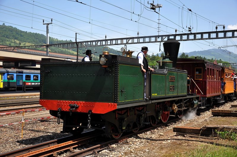 Dampfloktreffen Goldau 24.Mai 2009. Die Ec 2/5 28  Genf  setzt sich langsam in Bewegung zu einer weiteren Pendelfahrt nach Immensee. 