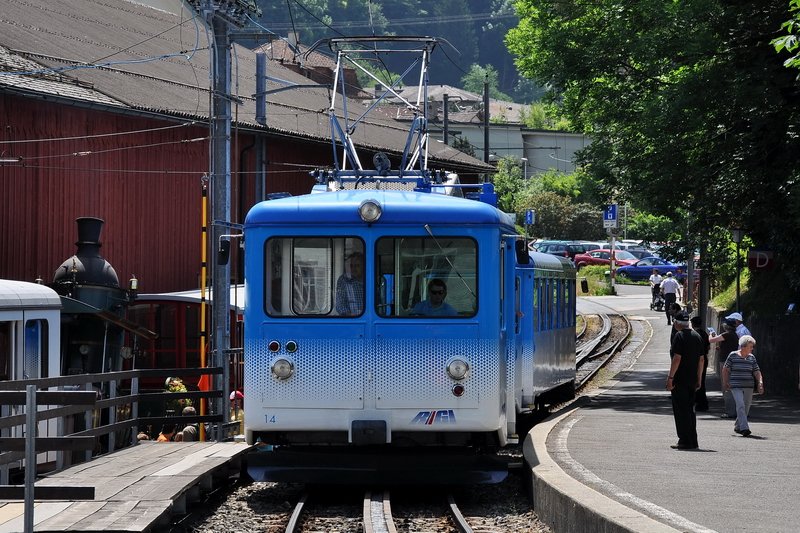 Dampfloktreffen Goldau 24.Mai 2009. Ein Triebzug der ARB mit der BDeh 2/4 Nr.14 fhrt in die Station Goldau ein. Links im Bild erkennt man den Stehkessel der berhmten Dampflok Nr.7.