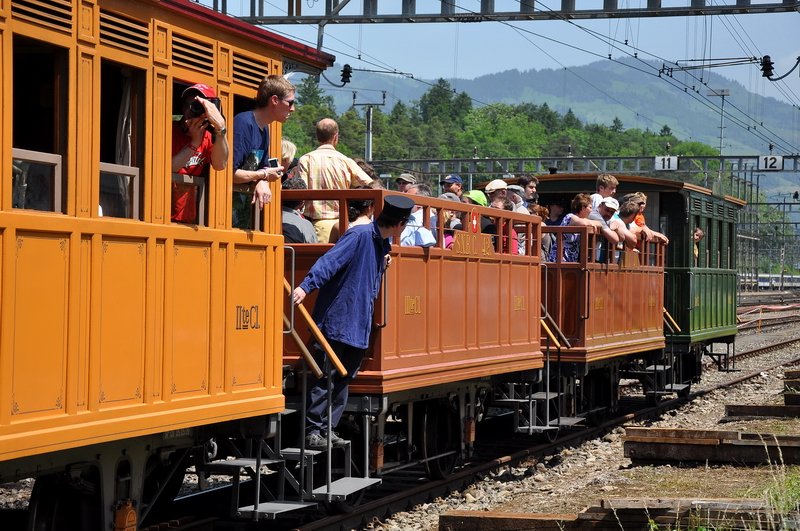 Dampfloktreffen Goldau 24.Mai 2009. Freudige Erwartung in der 3. Klasse auf die Pendelfahrt nach Immensee. Hoffentlich gibt es keinen Sonnenbrand.