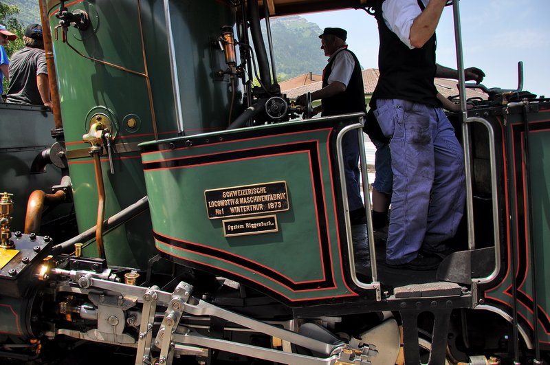 Dampfloktreffen Goldau 24.Mai 2009. Langsam dampft die weltweit einzige, betriebsfhige Zahnrad-Dampflokomotive mit stehendem Kessel dicht an mir vorbei.