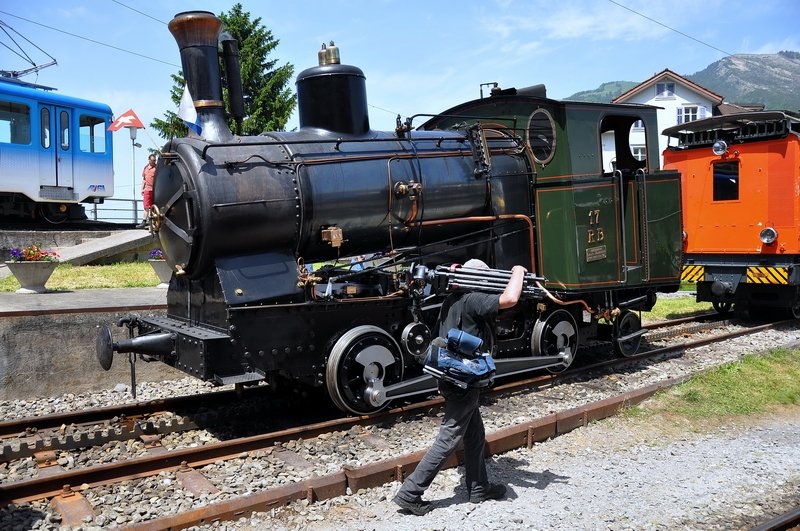 Dampfloktreffen Goldau 24.Mai 2009. Mancher Eisenbahnfotograf hat es nicht leicht, besonders an diesem sehr heissen Tag. Im Bild die Dampflok Nr.17 der Rigi Bahnen.