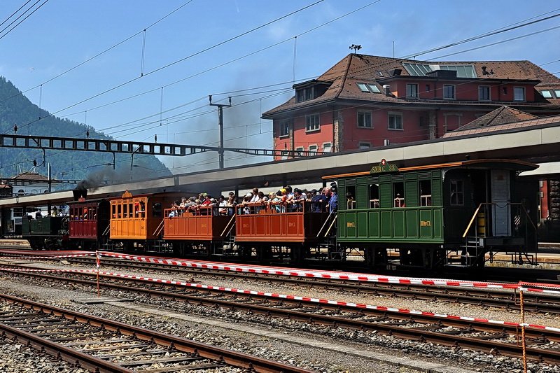 Dampfloktreffen Goldau 24.Mai 2009. Nun dampft die Ec 2/5 28  Genf  mit ihren Spanisch-Brtli-Bahn-Wagen nach Immensee. In knapp einer Stunde sind die Fahrgste wieder in Arth-Goldau zurck und was bleibt, ist ein unvergessliches Erlebnis von einer vergangenen Eisenbahnepoche.
