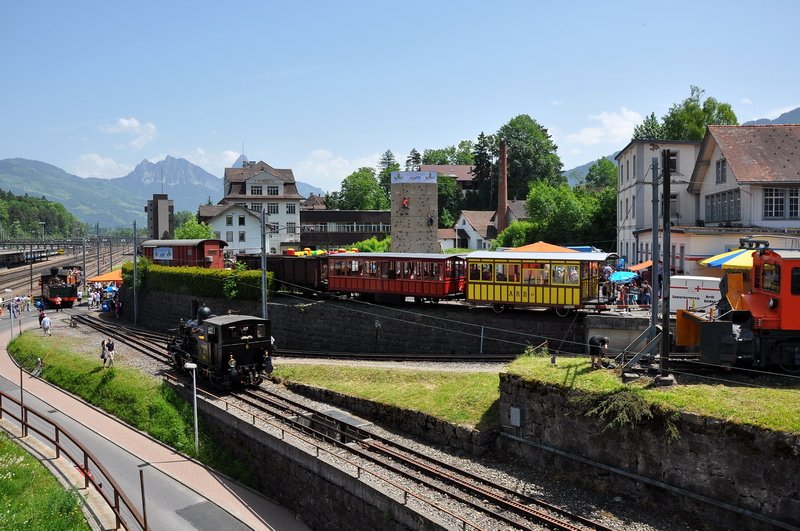Dampfloktreffen Goldau 24.Mai 2009. bersicht ber das Depotgelnde der Arth Rigi Bahn. Links in der Mitte die schwarze Lok Ed 3/3 Nr.4  Schwyz  von 1887 und dahinter am linken Rand die Ec 2/5  Genf  Nr.396 von 1858.