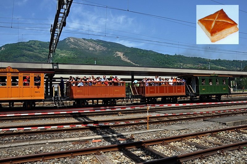 Dampfloktreffen Goldau 24.Mai 2009. Warum Spanisch-Brtli-Bahn-Wagen ? Weil die   feinen   Zrcher Herrschaften ihre Boten nach Baden schickten, um am Sonntagmorgen frisches Gebck auf ihrem Frhstckstisch zu haben. Vorher mussten sich die Angestellten um Mitternacht zu Fuss auf den Weg machen. Die erste Eisenbahnlinie in der Schweiz von Zrich nach Baden machte auch fr das Dienstpersonal vieles leichter. Im Bild oben rechts ist ein Hefegebck, eben das besagte Spanisch Brtli, zu sehen. Guten Appetit. 
