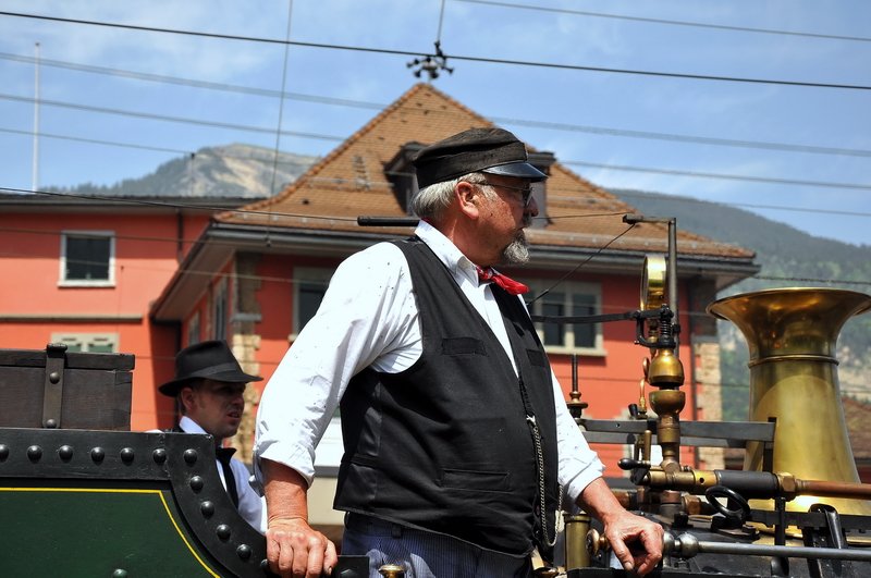Dampfloktreffen Goldau 24.Mai 2009. Was fr eine Freude fr den Lokfhrer der Ec 2/5 28  Genf , traumhaftes Sommerwetter im Mai. Das weisse Hemd hat schon einige Russflecken abbekommen, aber wen strt das schon ?