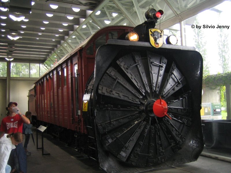 Dampfschneeschleuder Rotary Xrot 100 war die erste Dampfschneeschleuder der Gotthardbahn, die am 9.Mrz 1896 ihren ersten Einsatz hatte. 1981 war das letzte Einsatzjahr des Rotary's. Seither ist er im Verkehrshaus in Luzern zu bestaunen.