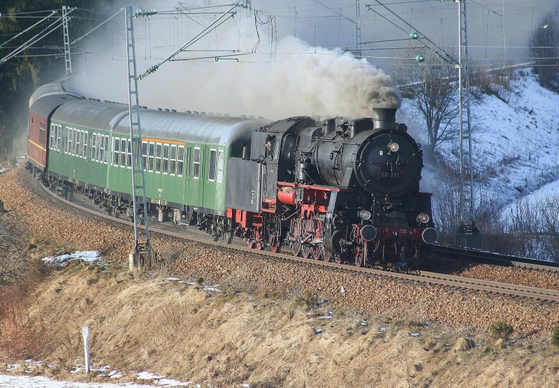 Dampfsonderfahrt am 28.12.07 der Eisenbahnfreunde Zollernbahn mit der der 58 311 auf der Schwarzwaldbahn kurz vor St. Georgen. 