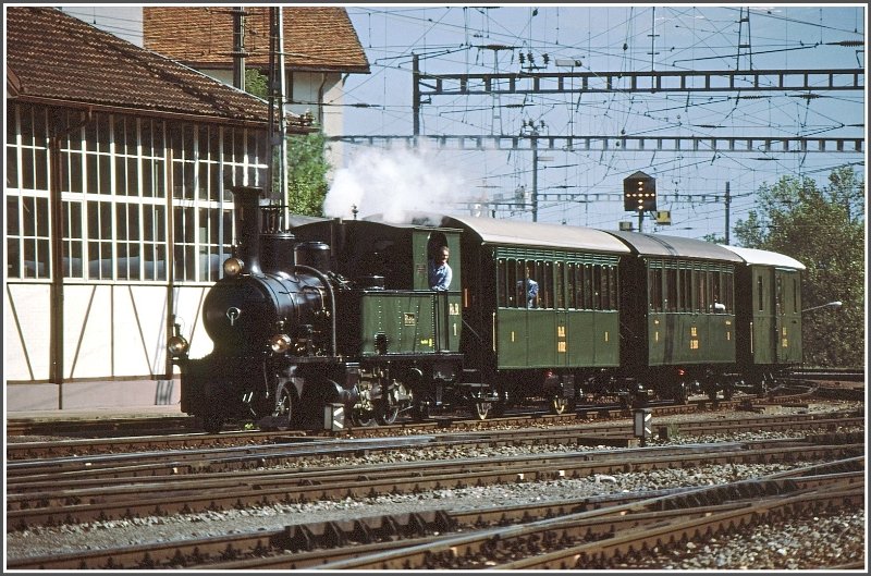 Dampfsonderzug anlsslich der 75 Jahr Feier der Arosabahn mit G 3/4 1  Rtia  fhrt in Chur ein. (Archiv 05/89)