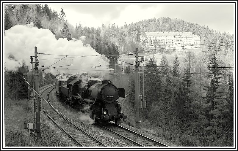 Dampfsonderzug E 16065 von Wien nach Mrzzuschlag mit 52.4984 und 1041.15 am 6.1.2007 bei der Durchfahrt der Station Wolfsbergkogel am Semmering. Hier habe ich eine denkbar ungnstige Fotostelle gewhlt. Der Zug im Vordergrund total im Schatten, der Hintergrund inkl. dem Hotel total von der Sonne erleuchtet. Naja, die SW-Aufnahme geht meiner Meinung noch.