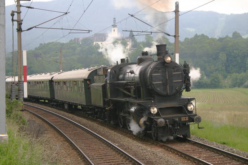 Dampfsonderzug mit 109.13 bei der Ausfahrt in Gloggnitz. (12.6.2005)