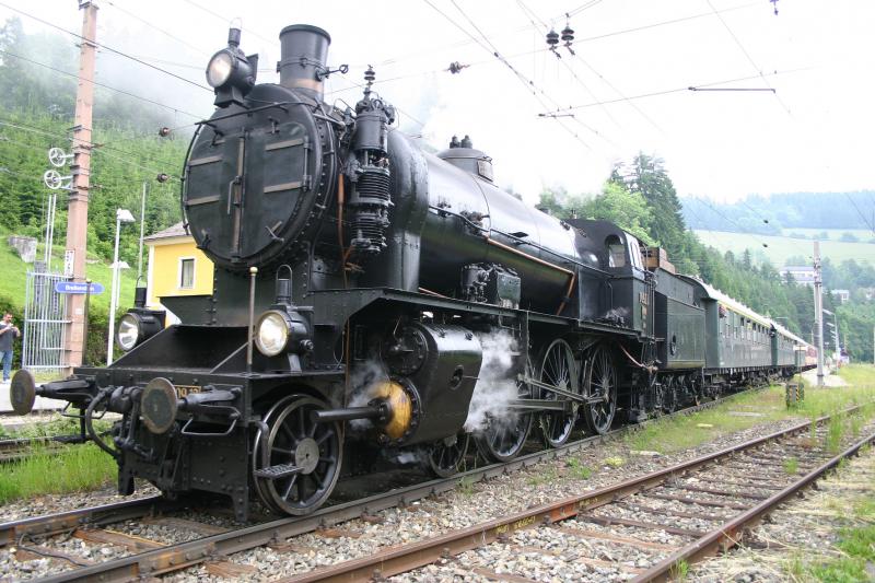Dampfsonderzug mit 109.13 bei der Ausfahrt in Breitenstein. (12.6.2005)