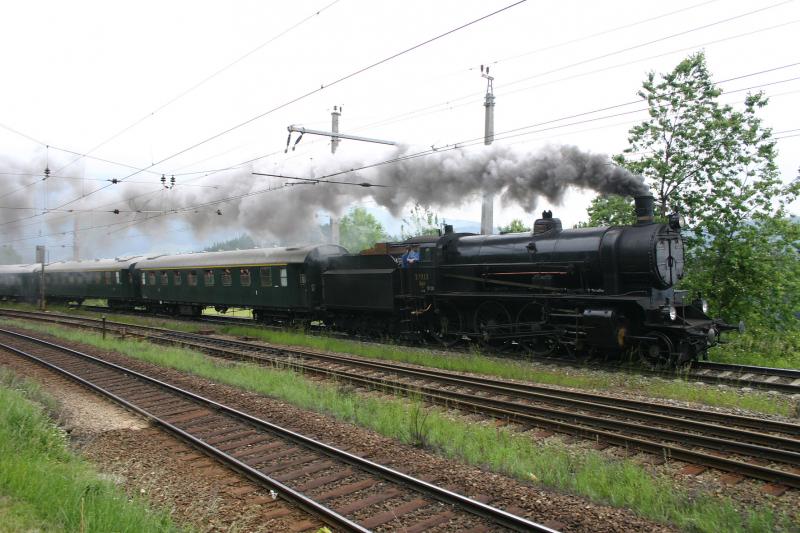 Dampfsonderzug mit 109.13 durchfhrt bei seiner Fahrt von Wien Sd-Mrzzuschlag den Bahnhof Eichberg. (12.6.2005)