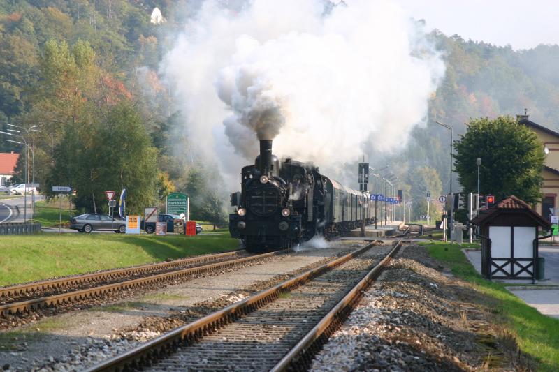 Dampfsonderzug mit 17c 372 und 52.4984 von Wien nach Friedberg bei der Durchfahrt in Seebenstein. (16.10.2005)