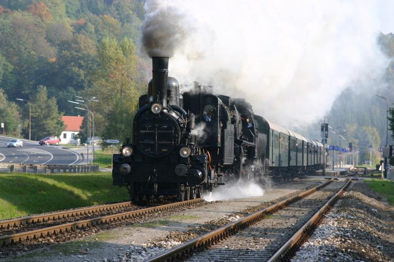 Dampfsonderzug mit 17c 372 und 52.4984 bei der Durchfahrt in Seebenstein. (16.10.2005)