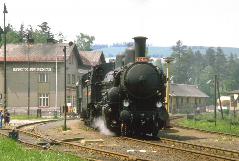 Dampfsonderzug mit 434.2186 im Mai 1984 in Reichenau/Gablonz/a.d.N.im ehem.Sudetenland,heute Tschechien.(Archiv P.Walter)